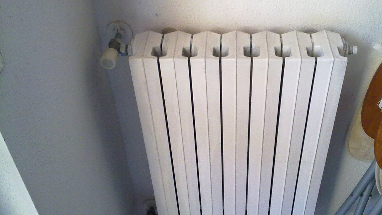 Radiador de calefacción doméstico de aluminio blanco instalado en una pared