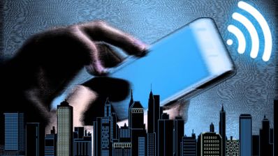 Ilustración de manos manejando un teléfono móvil sobre el horizonte de una ciudad con un símbolo de conexión inalámbrica.