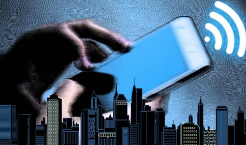 Ilustración de manos manejando un teléfono móvil sobre el horizonte de una ciudad con un símbolo de conexión inalámbrica.