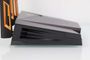 Vista lateral de un router ASUS TUF-AX4200 de color negro con rejillas de ventilación y antenas con detalles en naranja.