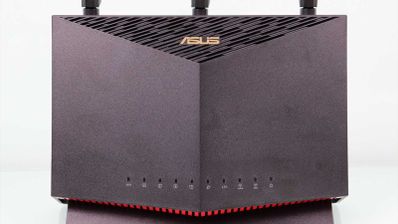 Frontal del router ASUS RT-AX86U en posición vertical con indicadores LED y rejilla de ventilación superior.