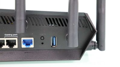 Detalle de los puertos traseros del router TUF-AX6000 que incluye conexión WAN, USB y puerto Gaming port.