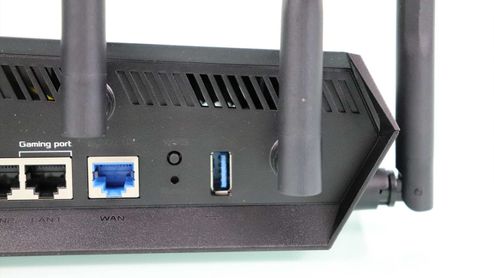 Detalle de los puertos traseros del router TUF-AX6000 que incluye conexión WAN, USB y puerto Gaming port.