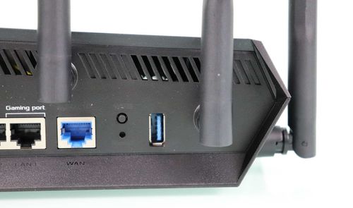 Detalle de los puertos traseros del router TUF-AX6000 que incluye conexión WAN, USB y puerto Gaming port.
