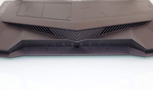 Detalle frontal del router ASUS TUF Gaming donde se aprecian los iconos indicadores de estado y las rejillas de ventilación.