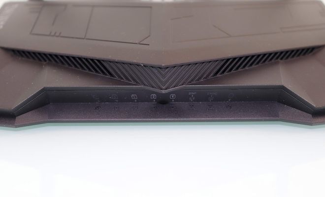 Detalle frontal del router ASUS TUF Gaming donde se aprecian los iconos indicadores de estado y las rejillas de ventilación.