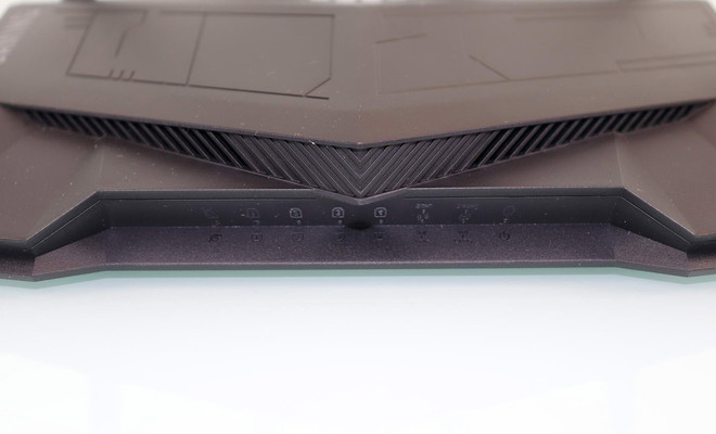 Detalle frontal del router ASUS TUF Gaming donde se aprecian los iconos indicadores de estado y las rejillas de ventilación.
