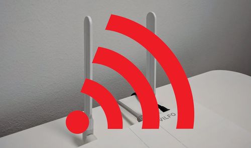 Símbolo de señal Wi-Fi en rojo superpuesto sobre un router blanco con dos antenas.