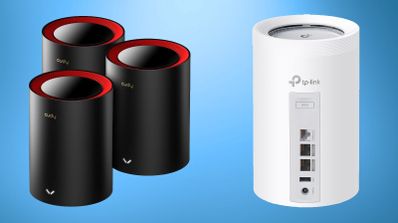 Comparativa visual entre tres nodos negros y rojos de un sistema mesh D-Link y un router mesh blanco de TP-Link.