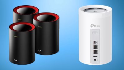 Comparativa visual entre tres nodos negros y rojos de un sistema mesh D-Link y un router mesh blanco de TP-Link.