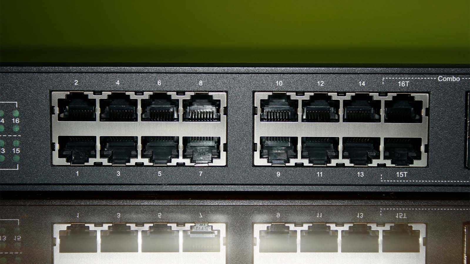 Primer plano de los puertos Ethernet RJ45 en el panel frontal del switch tl-sg3216.