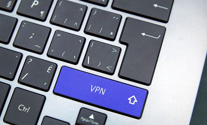 Primer plano de un teclado de ordenador portátil con una tecla de color azul que muestra el texto VPN.