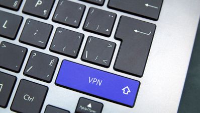 Primer plano de un teclado de ordenador portátil con una tecla de color azul que muestra el texto VPN.