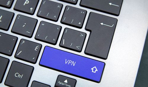 Primer plano de un teclado de ordenador portátil con una tecla de color azul que muestra el texto VPN.