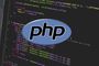Logotipo de PHP superpuesto sobre un fondo de código fuente en un editor de texto.