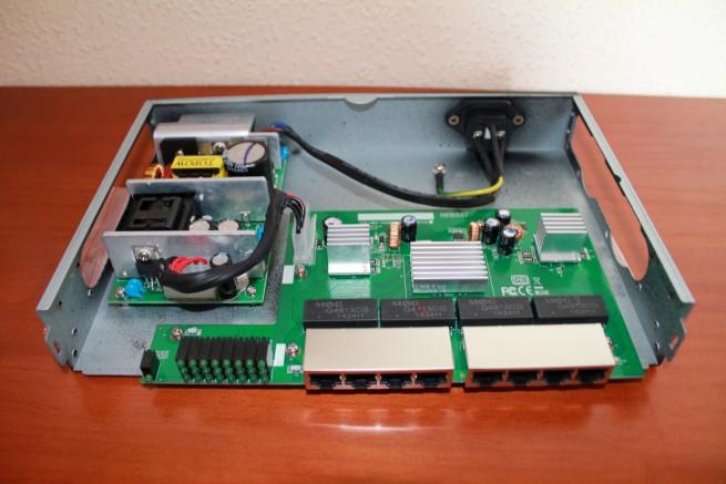 Vista de los componentes internos del Edimax GS-1008P