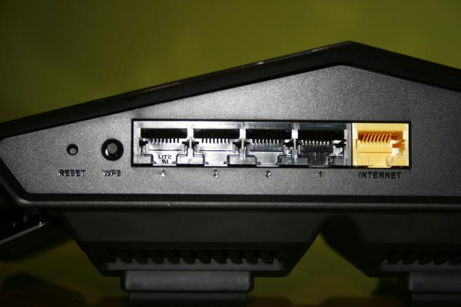 Detalle de los puertos Ethernet del router D-Link DIR-869 EXO AC1750