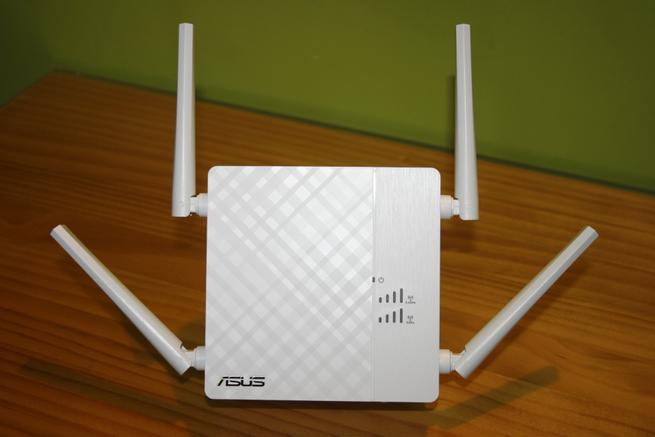Frontal del repetidor Wi-Fi de alto rendimiento ASUS RP-AC87