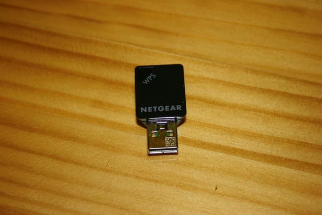 Frontal del adaptador Wi-Fi NETGEAR A6100 con USB