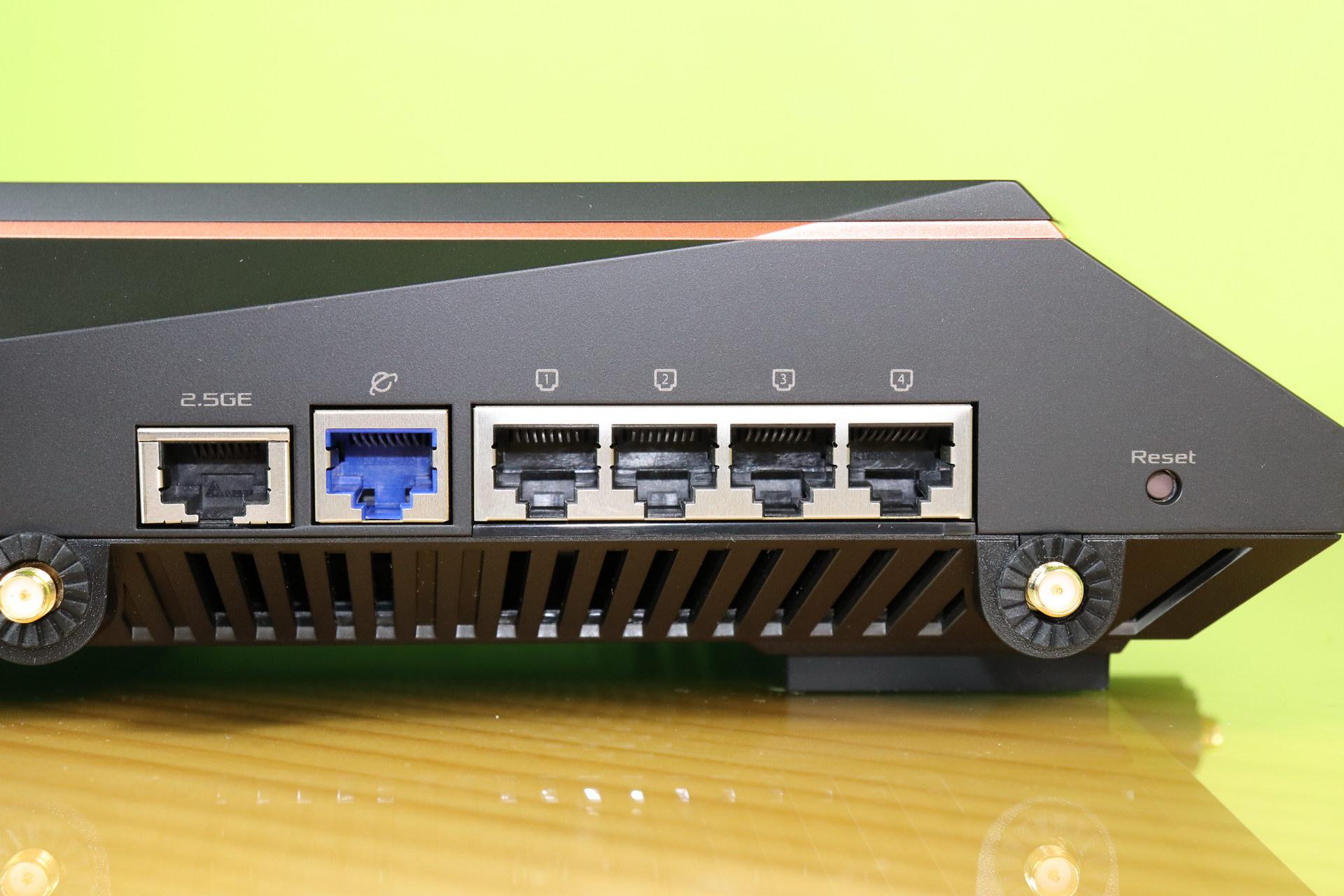 Vista de todos los puertos Ethernet del router gaming ASUS ROG Rapture GT-AX11000