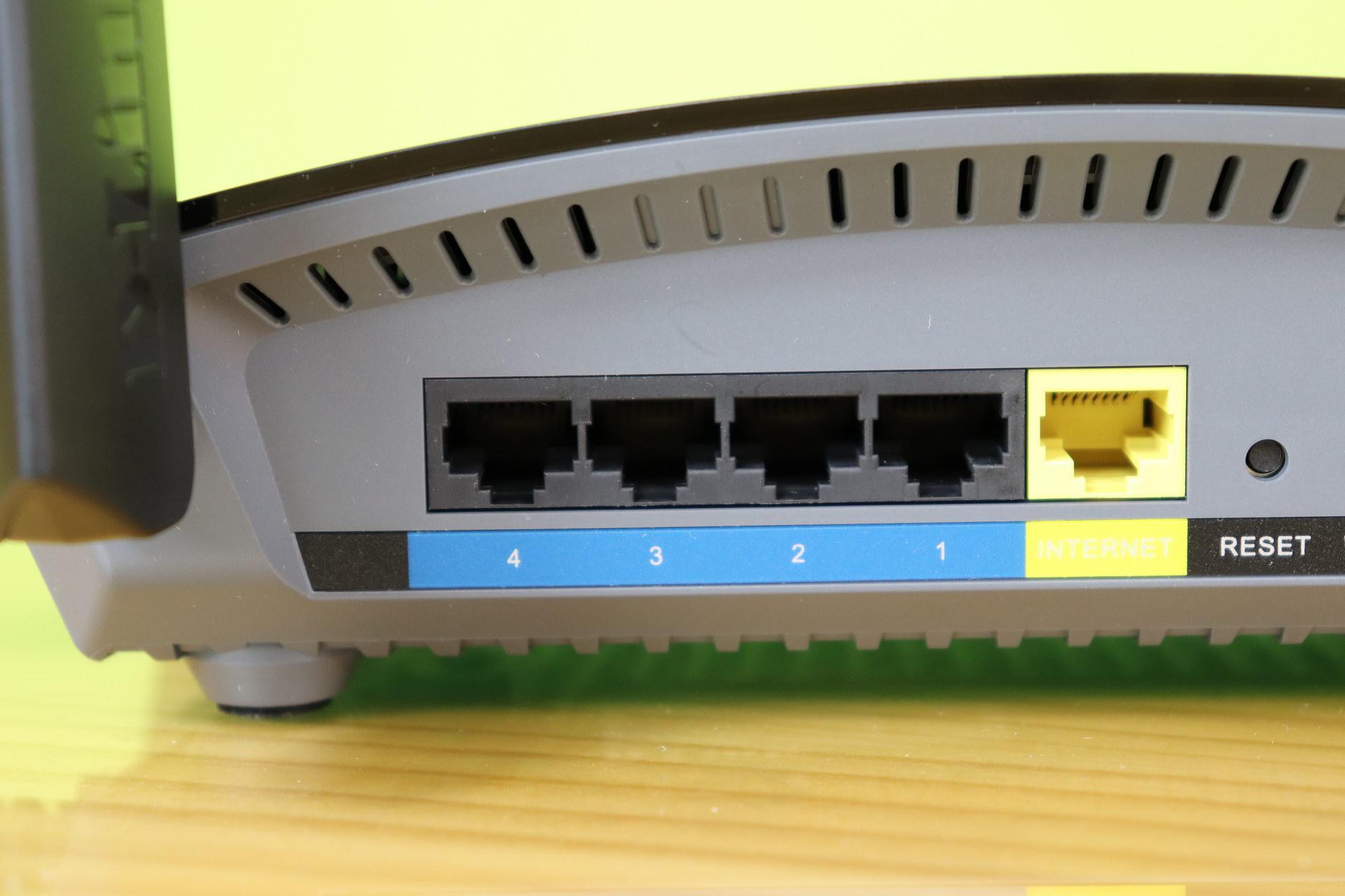 Puertos Gigabit Ethernet para la LAN y WAN del router D-Link DIR-1960