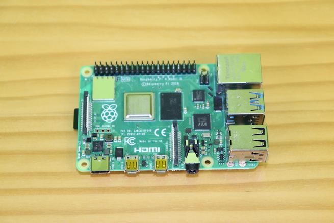 Placa Raspberry Pi 4 con todos los componentes